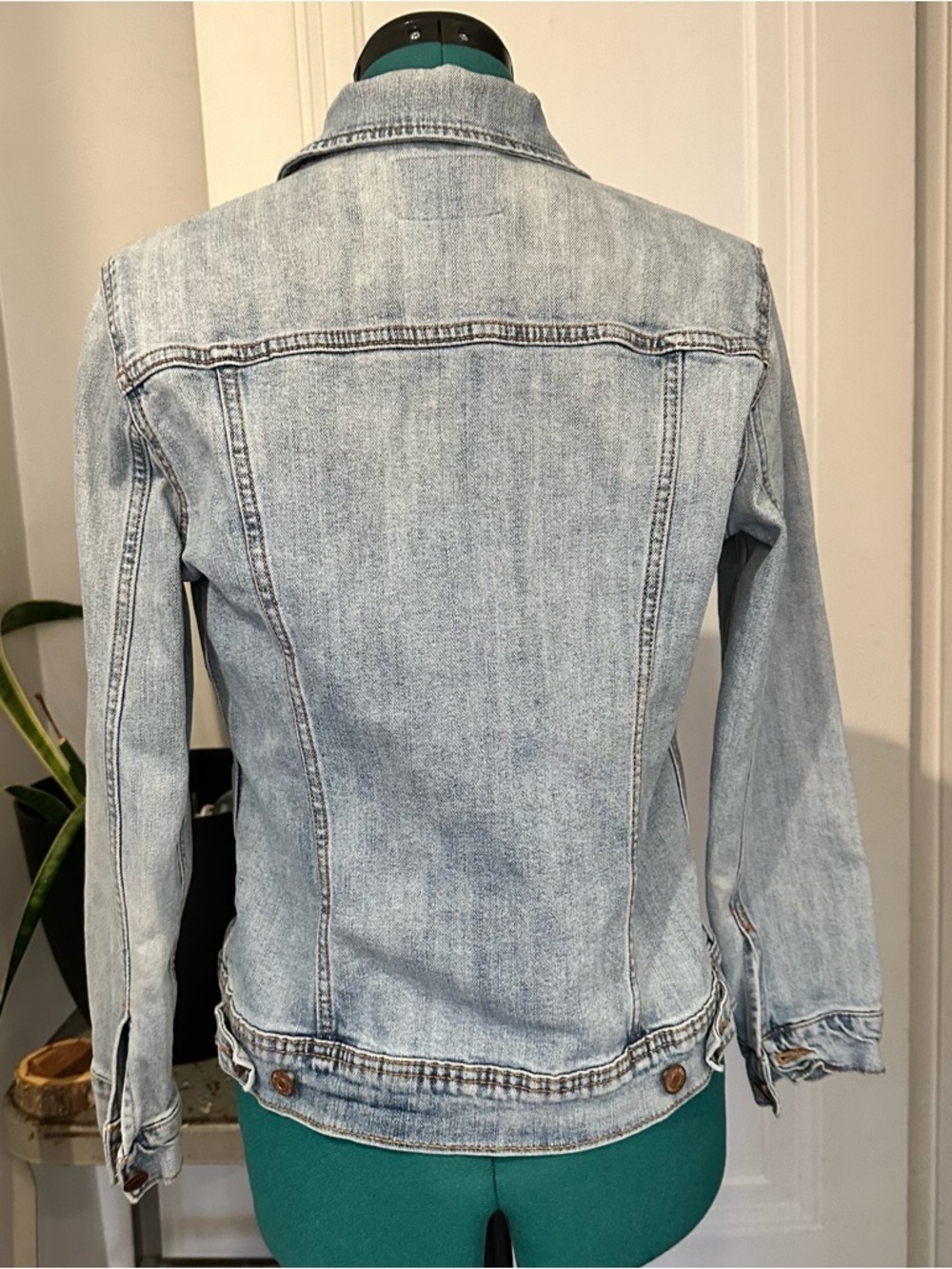 Old Navy Light Wash Blue Denim Jacket - Picture 4 of 7